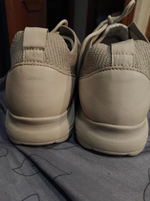 Zapatillas Geox Beige y Plateadas