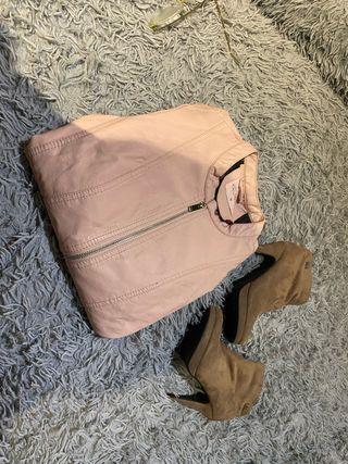 Chaqueta polipiel rosa y botines marrones talla 37