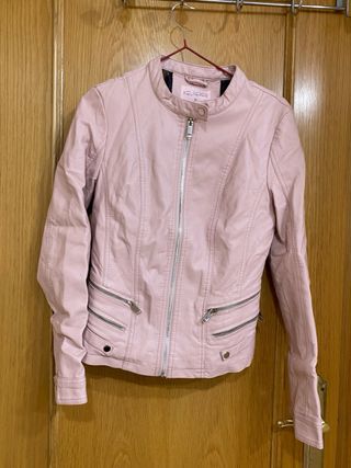 Chaqueta polipiel rosa y botines marrones talla 37