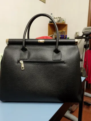 Borsa in pelle nera con lucchetto