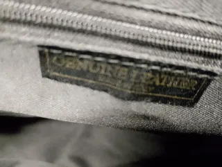 Borsa in pelle nera con lucchetto