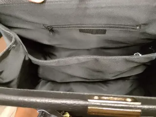 Borsa in pelle nera con lucchetto