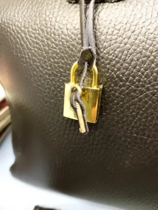 Borsa in pelle nera con lucchetto