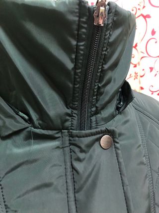 Gabardina impermeable verde entallada talla 42