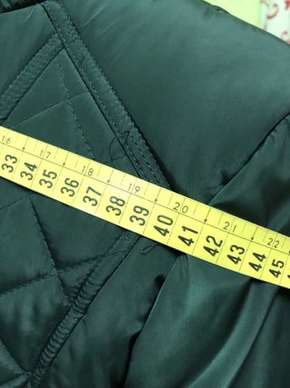 Gabardina impermeable verde entallada talla 42