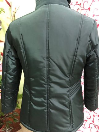 Gabardina impermeable verde entallada talla 42