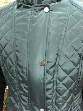 Gabardina impermeable verde entallada talla 42