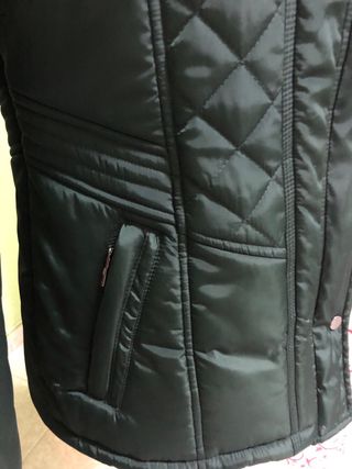 Gabardina impermeable verde entallada talla 42