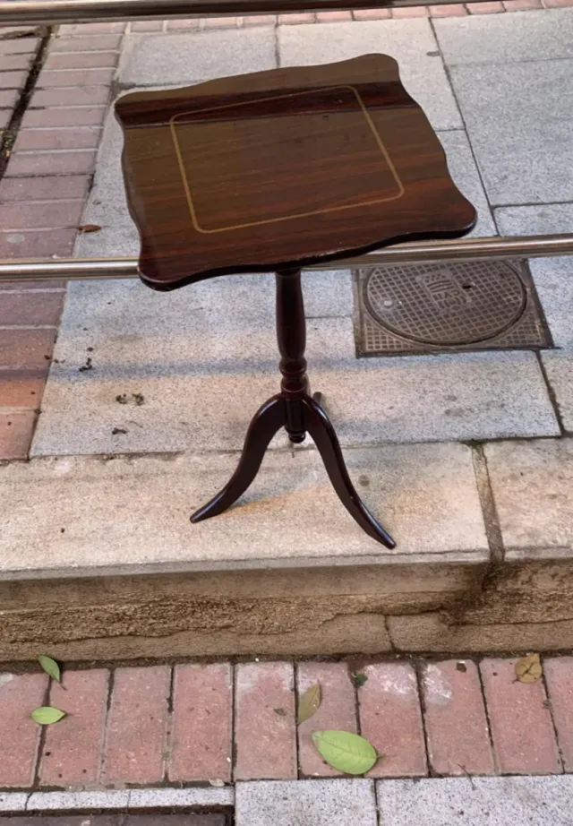 Mesa auxiliar de madera