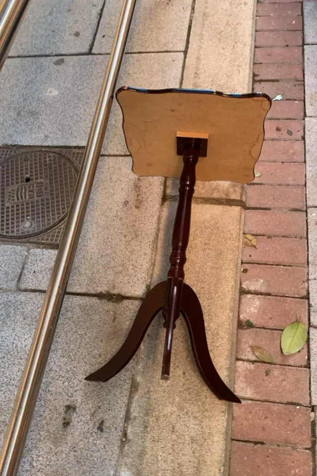 Mesa auxiliar de madera