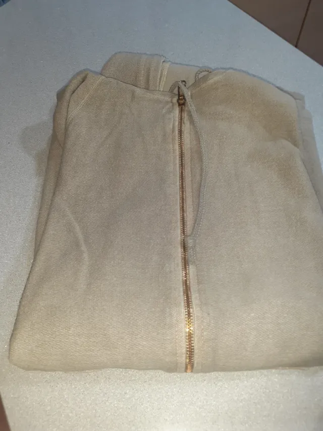 Sudadera beige con capucha y cremallera