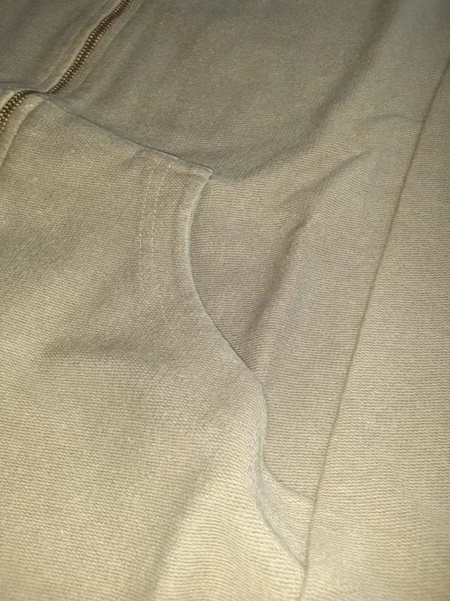 Sudadera beige con capucha y cremallera