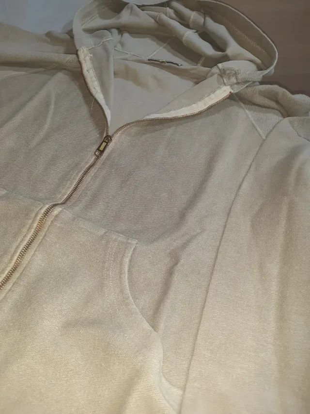 Sudadera beige con capucha y cremallera