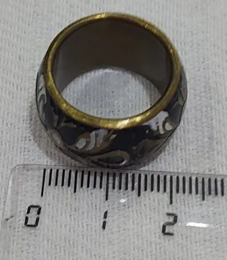 Anillo con diseño floral negro y dorado