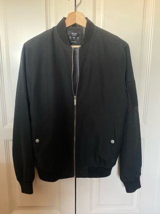 Cazadora Bomber Negra Bershka Talla S