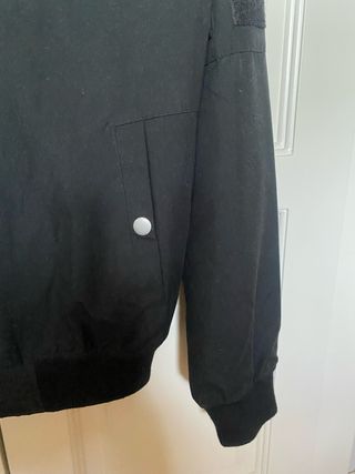 Cazadora Bomber Negra Bershka Talla S