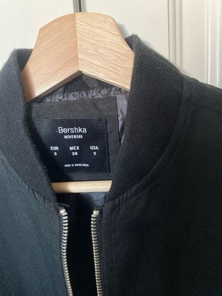 Cazadora Bomber Negra Bershka Talla S