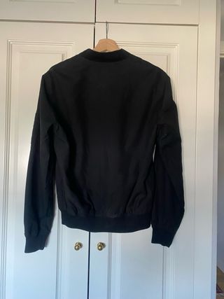 Cazadora Bomber Negra Bershka Talla S
