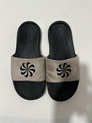 Cholas Nike Beige y Negro