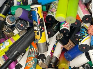 Lotto 143 accendini Clipper + Espositore