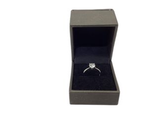 sortija oro 18k con diamante de laboratorio