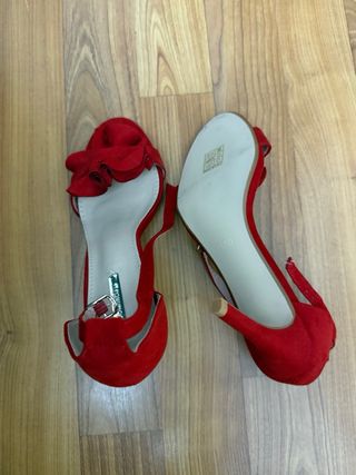 Sandalias de tacón rojas con volantes