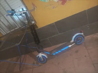 Patinete Eléctrico Azul y Negro