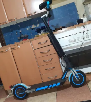 Patinete Eléctrico Azul y Negro
