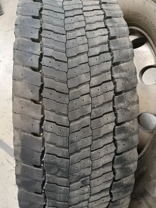 Llantas Aluminio de camión con neumáticos