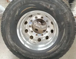 Llantas Aluminio de camión con neumáticos
