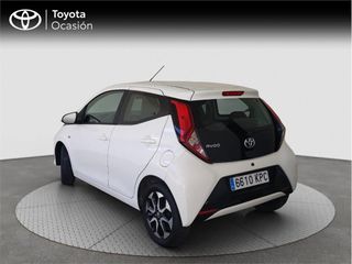 TOYOTA Aygo 5P x-play 70 Manual