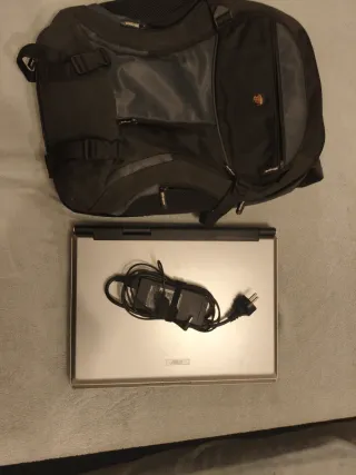 ASUS Z83C 17” + Mochila Targus premium – Todo OK