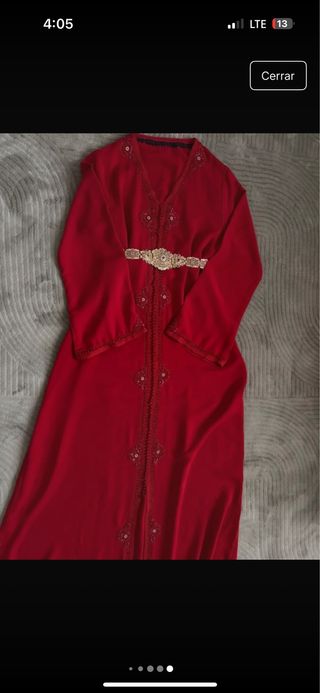 Caftán rojo con cinturón dorado boda