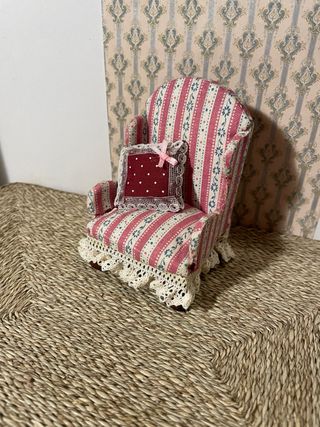 Poltrona rosa righe per casa delle bambole