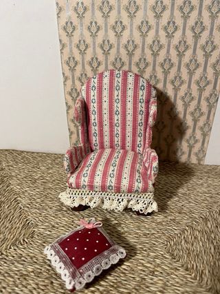 Poltrona rosa righe per casa delle bambole