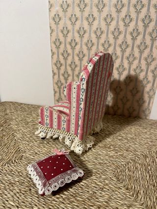 Poltrona rosa righe per casa delle bambole