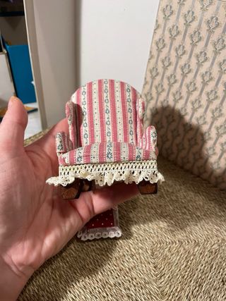 Poltrona rosa righe per casa delle bambole