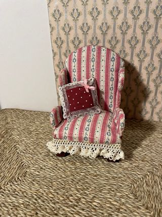 Poltrona rosa righe per casa delle bambole