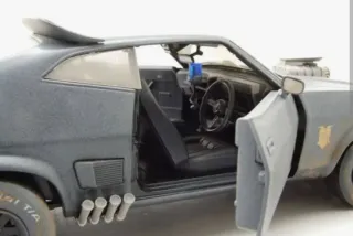 Ford V8 Interceptor Mad Max 1/18 Greenlight