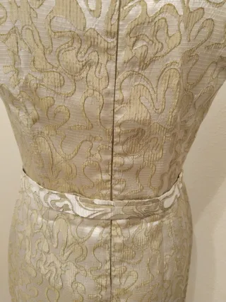 Vestido beige y dorado