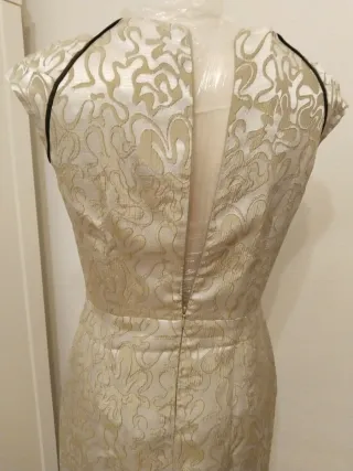 Vestido beige y dorado