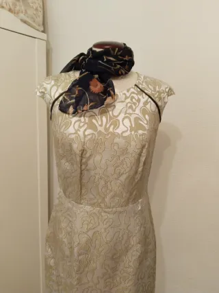 Vestido beige y dorado