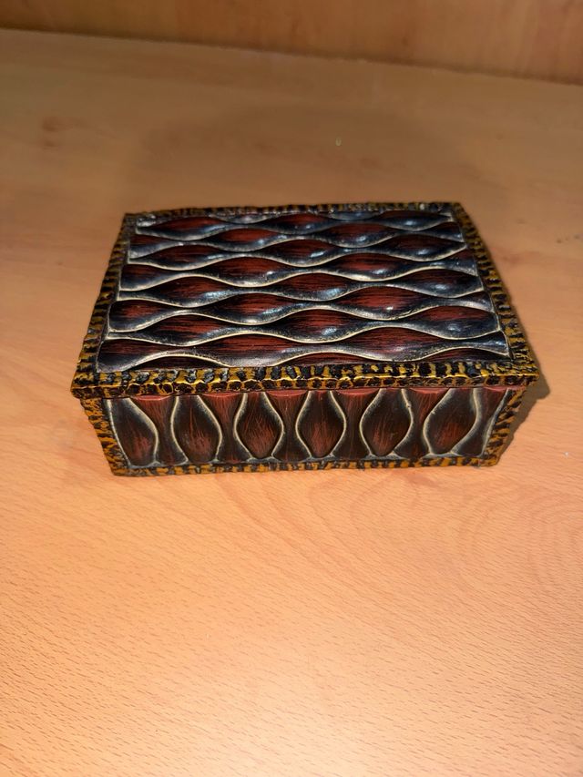 Cajita cerámica decorada ondas y rombos