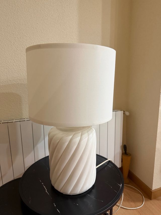 Lámpara cerámica blanca con pantalla