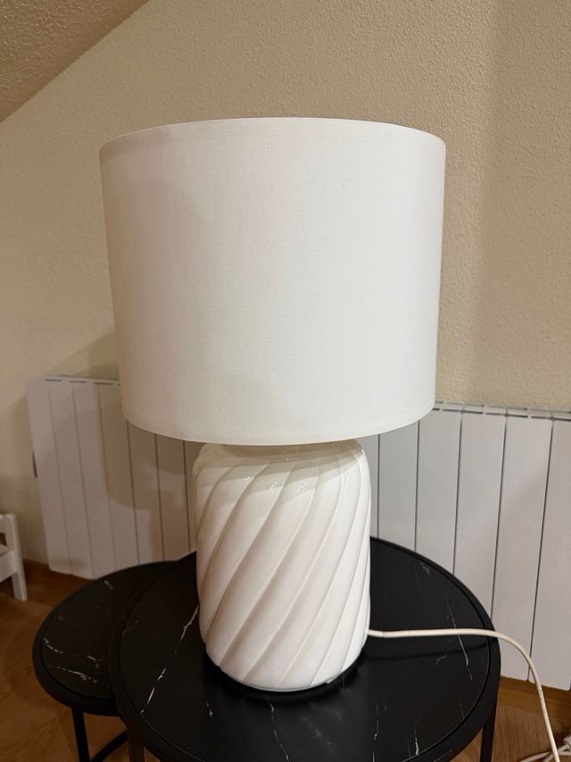 Lámpara cerámica blanca con pantalla