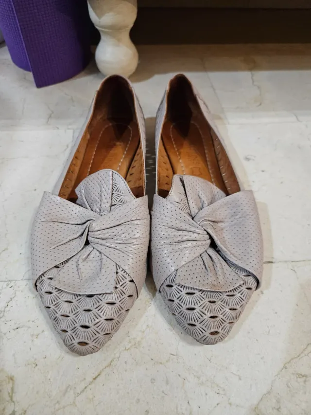 Bailarinas de cuero con lazo y perforaciones