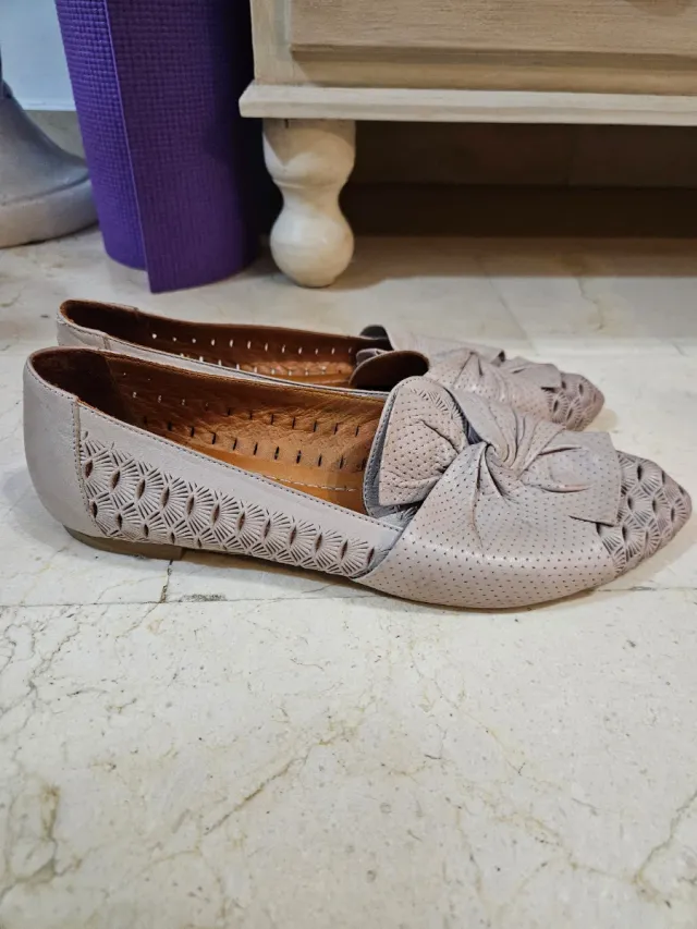 Bailarinas de cuero con lazo y perforaciones