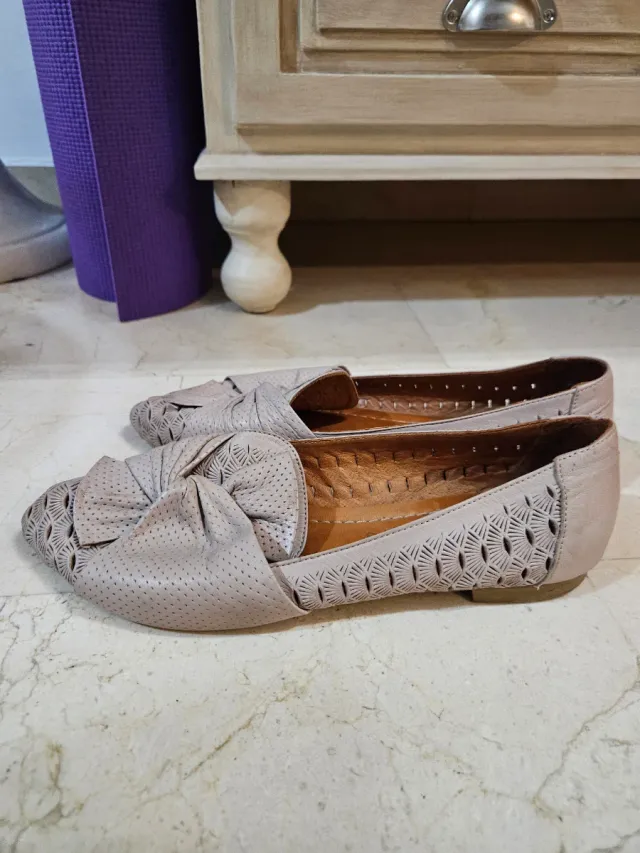 Bailarinas de cuero con lazo y perforaciones