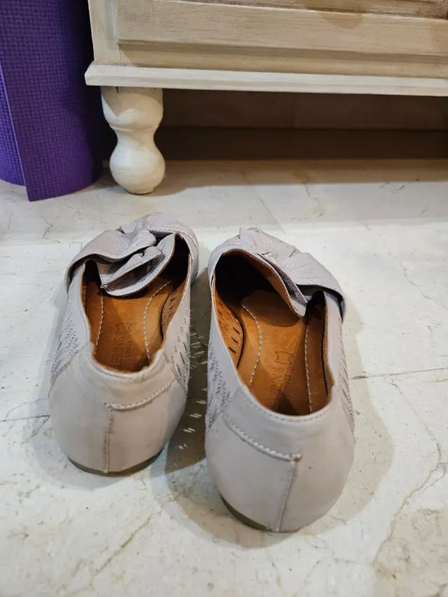 Bailarinas de cuero con lazo y perforaciones