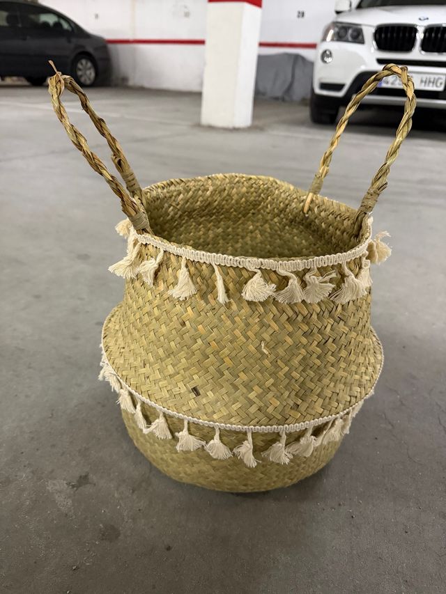 Cesto de mimbre decorado con flecos
